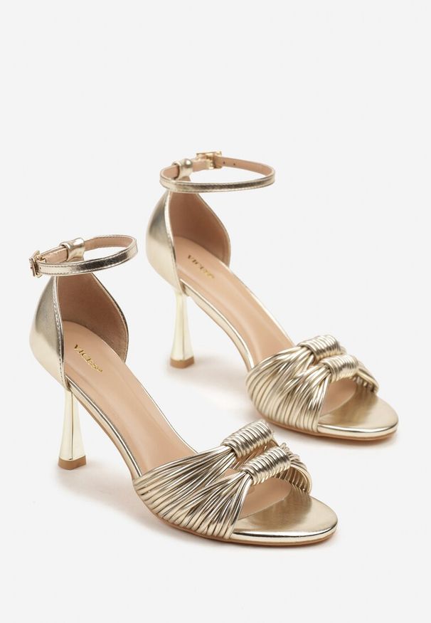 Renee - Złote Sandały na Szpilce Vices Ozdobione Supełkami Saromelle. Okazja: na randkę, na imprezę. Zapięcie: sprzączka. Kolor: złoty. Wzór: aplikacja. Sezon: lato. Obcas: na szpilce. Styl: klasyczny, elegancki. Wysokość obcasa: średni