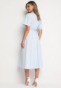 Born2be - Jasnoniebieska Bawełniana Sukienka o Koszulowym Kroju z Paskiem i Kwiatowymi Broszkami Zelnea. Okazja: na spotkanie biznesowe. Kolor: niebieski. Materiał: bawełna. Długość rękawa: krótki rękaw. Wzór: kwiaty. Typ sukienki: koszulowe. Styl: biznesowy, elegancki #7