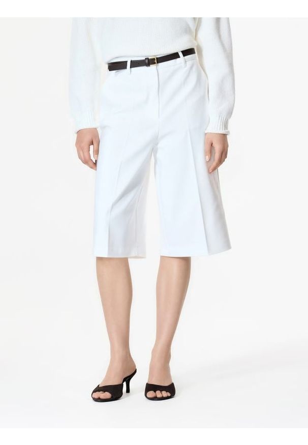 Reserved - Bermudy z paskiem - biały. Kolor: biały. Materiał: bawełna, tkanina. Długość: długie