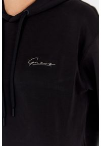 Guess - GUESS Czarna bluza damska ze srebrnym logo i kapturem, Rozmiar XS. Typ kołnierza: kaptur. Kolor: czarny. Wzór: aplikacja