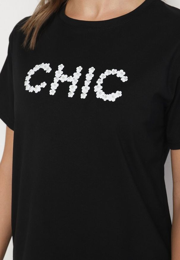 Born2be - Czarny T-shirt Bawełniany z Napisem i Perełkami Nalinor. Okazja: na co dzień. Kolor: czarny. Materiał: bawełna. Wzór: napisy. Styl: elegancki, casual