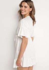 Born2be - Biała Nietoperzowa Sukienka z Wiskozą o Rozkloszowanym Kroju z Falbanką Tullimi. Okazja: na co dzień. Typ kołnierza: dekolt w kształcie V. Kolor: biały. Materiał: wiskoza. Styl: elegancki, casual #4