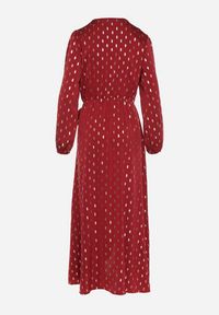Born2be - Bordowa Kopertowa Sukienka z Wiązaniem w Pasie i Metalicznym Nadrukiem Reisana. Okazja: na co dzień. Typ kołnierza: dekolt w serek. Kolor: czerwony. Wzór: nadruk. Typ sukienki: kopertowe. Styl: klasyczny, casual, elegancki #6