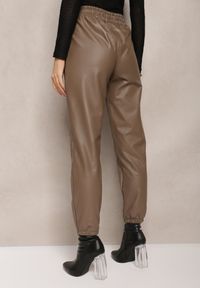 Renee - Ciemnobeżowe Spodnie z Imitacji Skóry Ocieplone z Gumką w Pasie Bramia. Kolor: beżowy. Materiał: skóra #5