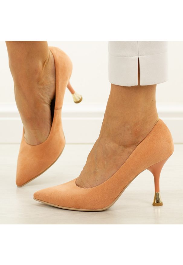 Morelowe zamszowe Polskie szpilki damskie Suzana 2201. Kolor: pomarańczowy. Materiał: zamsz. Szerokość cholewki: normalna. Sezon: jesień, wiosna, lato. Obcas: na szpilce. Styl: elegancki, klasyczny, wizytowy. Wysokość obcasa: średni