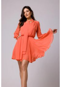 Sukienki.shop - Szyfonowa sukienka koktajlowa z bufiastymi rękawami koralowa. Okazja: na ślub cywilny, na wesele, na imprezę. Kolor: pomarańczowy. Materiał: szyfon. Sezon: lato. Styl: wizytowy #3