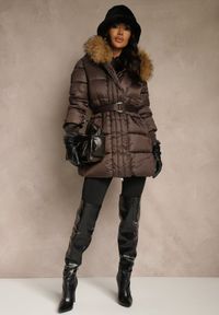 Renee - Brązowa Pikowana Kurtka z Paskiem i Kapturem z Futerkiem Lilittia. Kolor: brązowy. Materiał: futro. Sezon: zima. Styl: elegancki #3