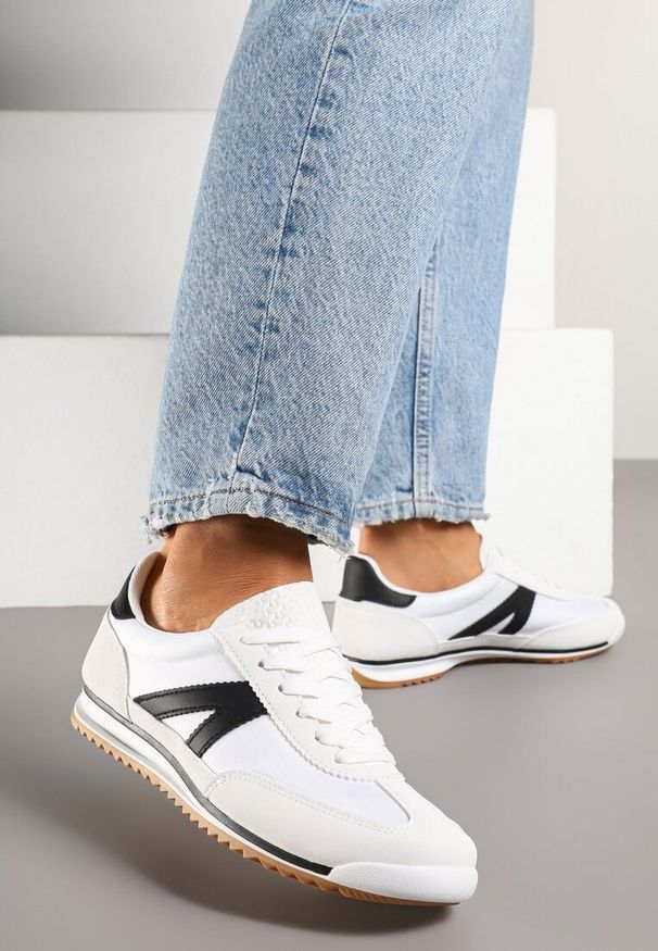 Born2be - Białe Sneakersy w Stylu Kultowych Tenisówek z Ozdobnymi Przeszyciami Valtewi. Okazja: na co dzień. Kolor: biały. Materiał: jeans. Wzór: aplikacja. Obcas: na płaskiej podeszwie