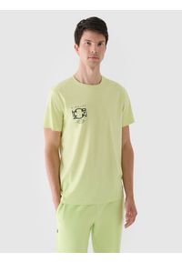 4f - T-shirt regular z nadrukiem męski - zielony. Okazja: na co dzień. Kolor: zielony. Materiał: jersey, bawełna, dzianina. Długość rękawa: krótki rękaw. Długość: krótkie. Wzór: nadruk. Styl: casual, sportowy, klasyczny #1