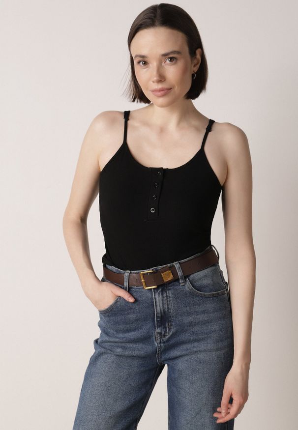 Born2be - Czarny Top na Ramiączkach z Prążkowanej Tkaniny z Bawełny z Guzikami Bermisa. Okazja: na co dzień. Kolor: czarny. Materiał: prążkowany, bawełna, tkanina. Długość rękawa: na ramiączkach. Styl: casual, elegancki