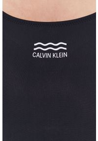 Calvin Klein Strój kąpielowy kolor czarny lekko usztywniona miseczka. Kolor: czarny. Materiał: dzianina. Wzór: nadruk #2
