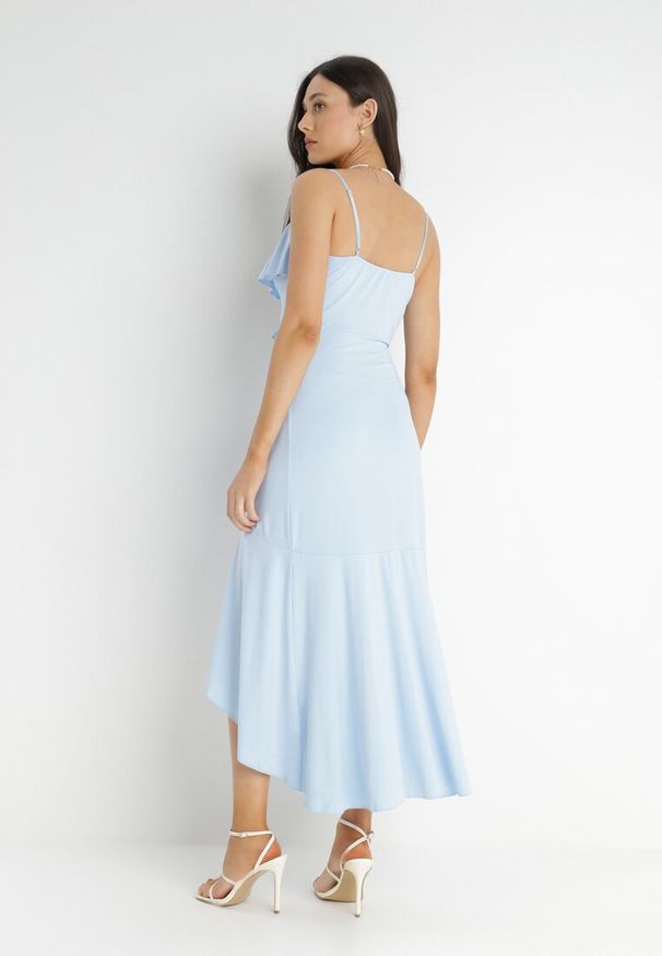 Born2be - Jasnoniebieska Kopertowa Sukienka na Ramiączkach Zdobiona Falbanami Adathe. Kolor: niebieski. Długość rękawa: na ramiączkach. Wzór: aplikacja. Typ sukienki: kopertowe. Styl: elegancki. Długość: midi