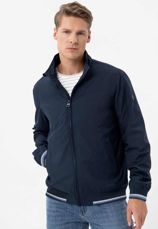 Volcano - Lekka kurtka ze stójką J-TAWNY. Typ kołnierza: kołnierzyk stójkowy. Kolor: niebieski. Materiał: materiał. Styl: elegancki, klasyczny