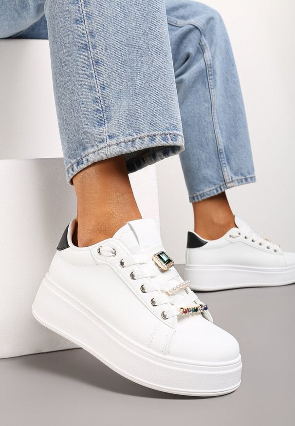 Renee - Biało-Czarne Sneakersy na Platformie z Biżuteryjnymi Zawieszkami na Sznurówkach Faeleen. Kolor: biały. Wzór: aplikacja. Obcas: na platformie
