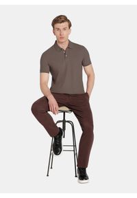 Pako Lorente - PAKO LORENTE - Brązowy t-shirt polo na trzy guziczki. Okazja: na co dzień. Typ kołnierza: polo. Kolor: oliwkowy, czerwony, brązowy, różowy. Materiał: poliester, bawełna. Sezon: jesień. Styl: casual #4