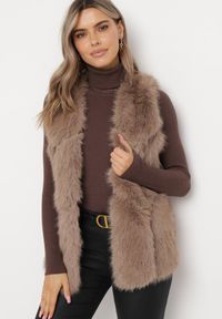 Born2be - Ciemnobeżowa Kamizelka Futrzana z Wstawkami z Ekoskóry Batliewa. Kolor: beżowy. Materiał: futro. Wzór: aplikacja #2