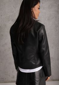 Renee - Czarna Taliowana Kurtka Ramoneska z Suwakami na Mankietach Leanelora. Kolor: czarny. Materiał: poliester, skóra, koronka #4