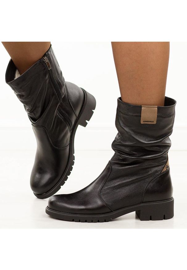 Czarne wyższe zimowe Polskie botki damskie Galant 3326. Wysokość cholewki: przed kolano. Nosek buta: okrągły. Kolor: czarny. Materiał: skóra. Szerokość cholewki: normalna. Sezon: zima. Styl: elegancki, klasyczny