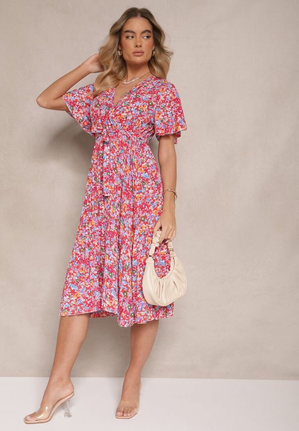 Renee - Czerwona Sukienka z Plisami w Kwiecisty Print o Rozkloszowanym Kroju Lanelin. Kolor: czerwony. Długość rękawa: krótki rękaw. Wzór: nadruk. Sezon: wiosna, lato. Typ sukienki: rozkloszowane