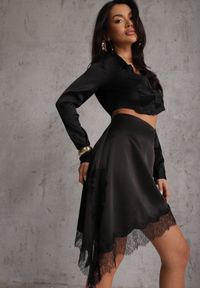 Renee - Czarna Asymetryczna Spódnica z Satyny Zdobiona Koronką Katarva. Okazja: na co dzień, na imprezę. Kolor: czarny. Materiał: koronka, satyna. Wzór: aplikacja, koronka. Styl: elegancki, casual #1