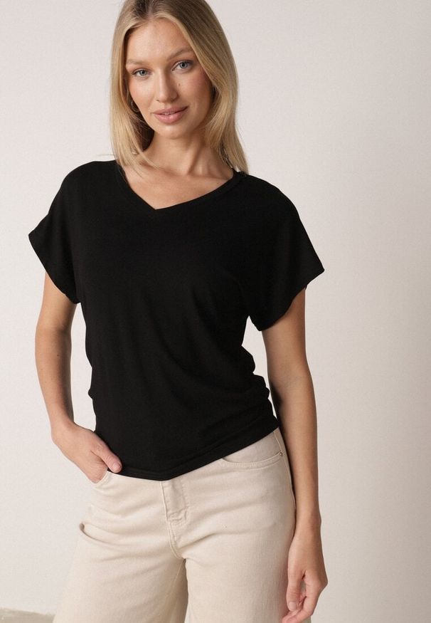 Born2be - Czarny T-shirt z Wiskozy z Trójkątnym Dekoltem Achiore. Okazja: na co dzień. Kolor: czarny. Materiał: wiskoza. Styl: casual, klasyczny