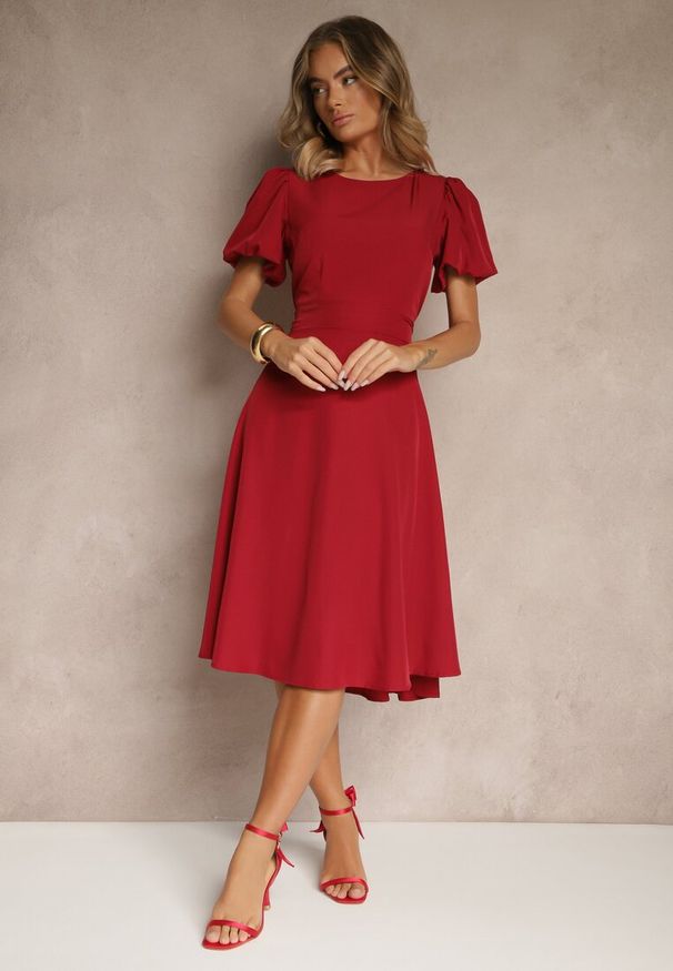 Renee - Bordowa Rozkloszowana Sukienka Vices Ozdobiona Odpinanym Kwiatem 3D Koleira. Okazja: na co dzień. Kolor: czerwony. Wzór: aplikacja, kwiaty. Styl: casual, klasyczny