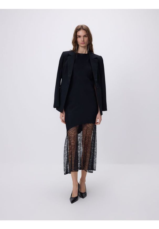 Reserved - Sukienka midi z koronką - czarny. Kolor: czarny. Materiał: koronka. Wzór: koronka. Typ sukienki: proste. Długość: midi