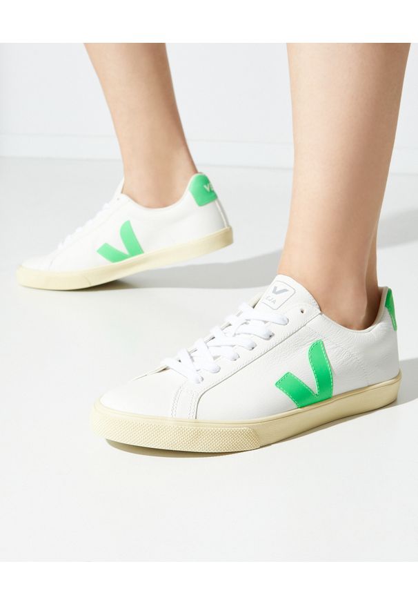 Veja - VEJA - Białe sneakersy ze skóry Esplar. Kolor: biały. Materiał: skóra. Szerokość cholewki: normalna. Wzór: aplikacja