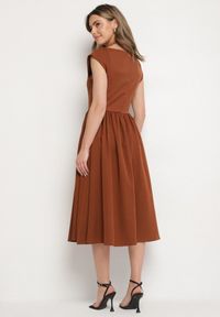 Born2be - Brązowa Rozkloszowana Sukienka Vices z Dekoltem Typu Łódka Milasena. Okazja: na co dzień. Kolor: brązowy. Materiał: jeans. Wzór: aplikacja. Typ sukienki: rozkloszowane. Styl: casual #2