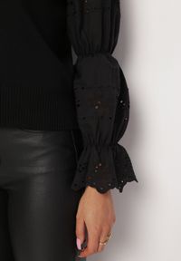 Born2be - Czarny Sweter z Ażurowym Rękawem Ozdobionym Haftem Obylike. Kolor: czarny. Długość: długie. Wzór: aplikacja, ażurowy, haft