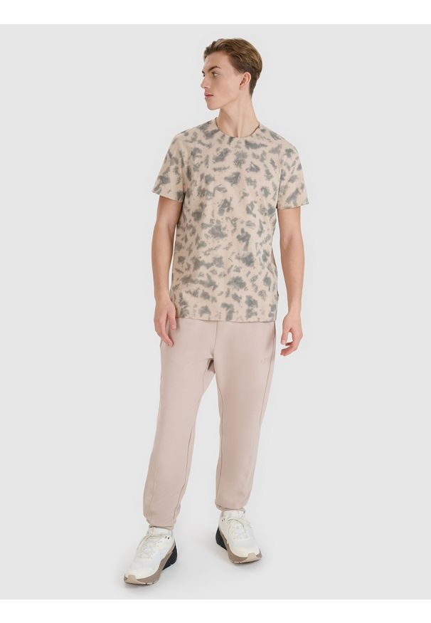 4f - 4F T-shirt oversize z nadrukiem męski - beżowy XL. Okazja: na co dzień. Kolor: beżowy. Materiał: dzianina, jersey, bawełna. Długość rękawa: krótki rękaw. Długość: krótkie. Wzór: nadruk. Styl: casual, klasyczny, sportowy