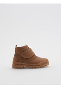 Reserved - Buty na rzepy - brązowy. Zapięcie: rzepy. Kolor: brązowy. Materiał: materiał
