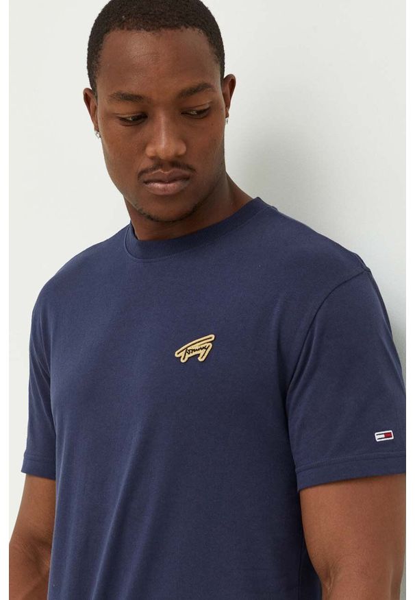 Tommy Jeans t-shirt bawełniany kolor granatowy z aplikacją. Kolor: niebieski. Materiał: bawełna. Długość rękawa: krótki rękaw. Długość: krótkie. Wzór: aplikacja. Styl: klasyczny