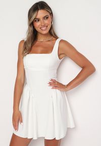 Born2be - Biała Rozkloszowana Sukienka na Ramiączkach z Kwadratowym Dekoltem Sastorea. Okazja: na imprezę, na spacer. Typ kołnierza: dekolt kwadratowy. Kolor: biały. Materiał: jeans. Długość rękawa: na ramiączkach. Wzór: aplikacja. Sezon: lato. Styl: wizytowy #6