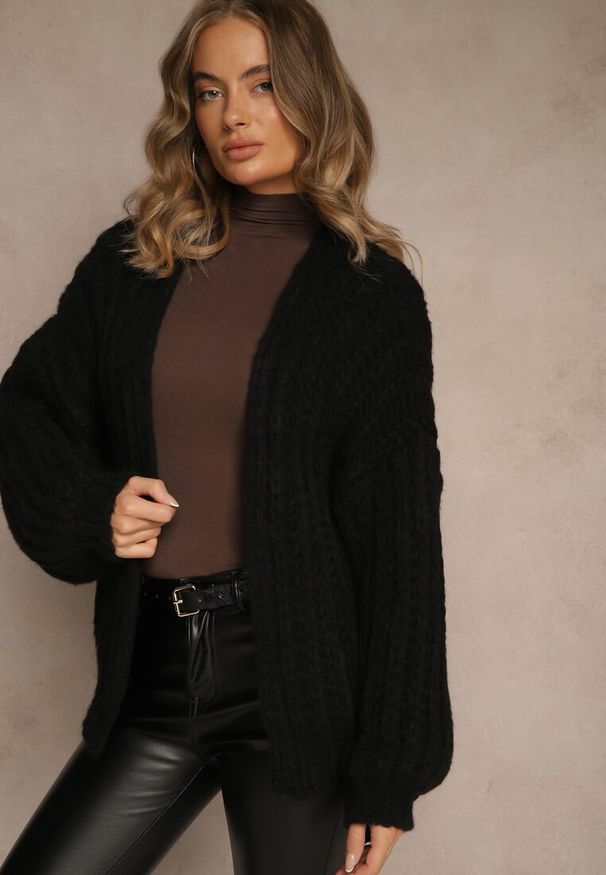 Renee - Czarny Oversizowy Kardigan Bez Zapięć z Dodatkiem Wełny i Wiskozy Titanesa. Okazja: na imprezę. Kolor: czarny. Materiał: wełna, wiskoza. Długość: długie. Wzór: aplikacja
