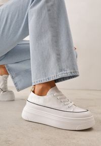 Renee - Białe Trampki VICES na Platformie z Ozdobnym Paskiem Wokół Podeszwy Rionira. Zapięcie: pasek. Kolor: biały. Materiał: koronka. Obcas: na platformie. Styl: klasyczny #1