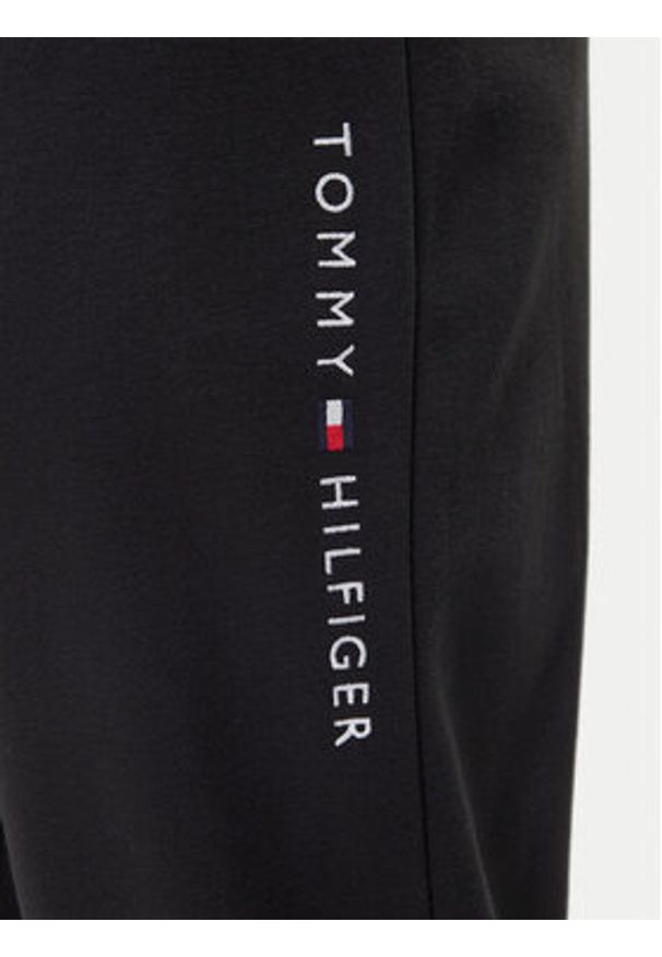 TOMMY HILFIGER - Tommy Hilfiger Spodnie dresowe UM0UM03664 Czarny Regular Fit. Kolor: czarny. Materiał: bawełna