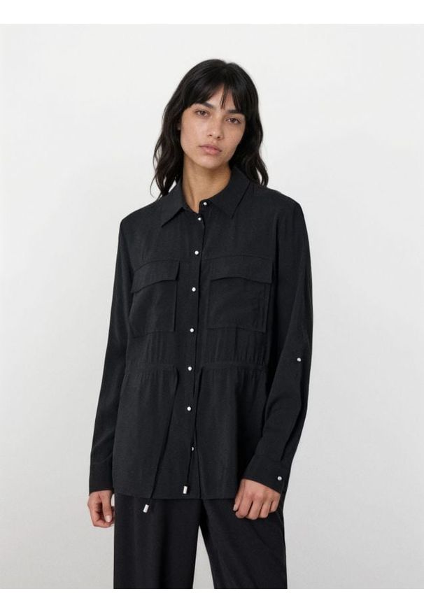 Sinsay - Koszula z kieszeniami cargo i wiązaniem w talii - czarny. Kolor: czarny