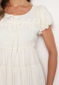 Born2be - Jasnobeżowa Rozkloszowana Sukienka z Bufiastymi Rękawami i Marszczoną Górą Vikkasha. Okazja: na co dzień. Kolor: beżowy. Typ sukienki: proste. Styl: elegancki, casual, retro #4