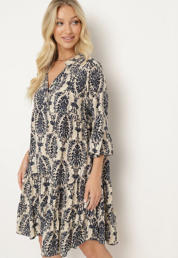 Born2be - Granatowo-Beżowa Bawełniana Rozkloszowana Sukienka z Falbankami Miloa. Typ kołnierza: kołnierz z falbankami. Kolor: niebieski. Materiał: bawełna. Typ sukienki: rozkloszowane