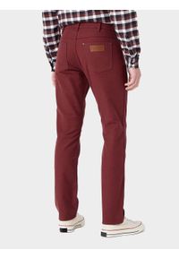 Wrangler - WRANGLER GREENSBORO MĘSKIE SPODNIE MATERIAŁOWE MATERIAŁ DAHLIA 112341456. Materiał: materiał