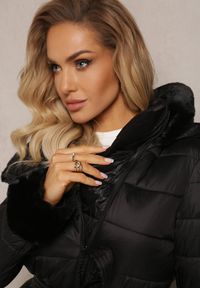 Renee - Czarna Kurtka Płaszcz z Pikowaniem i Paskiem w Talii z Odpinanym Kapturem Veloci. Kolor: czarny. Materiał: tkanina. Długość: długie #5