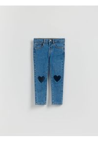 Reserved - Jeansy slim fit z nadrukiem - niebieski. Kolor: niebieski. Materiał: jeans. Wzór: nadruk
