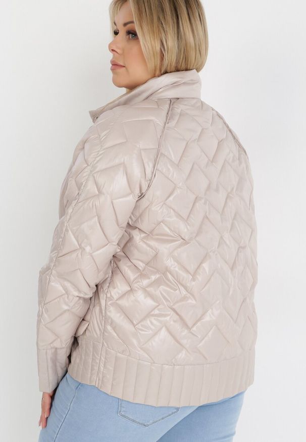Born2be - Beżowa Kurtka Dwustronna Hypsora. Typ kołnierza: kołnierzyk stójkowy. Kolekcja: plus size. Kolor: beżowy. Materiał: tkanina. Długość rękawa: długi rękaw. Długość: długie. Wzór: geometria, aplikacja, jednolity