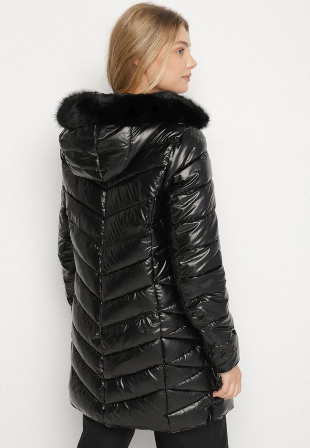 Born2be - Czarna Pikowana Kurtka z Kapturem z Futerkiem Zorria. Typ kołnierza: kaptur. Kolekcja: plus size. Kolor: czarny. Materiał: futro. Wzór: aplikacja