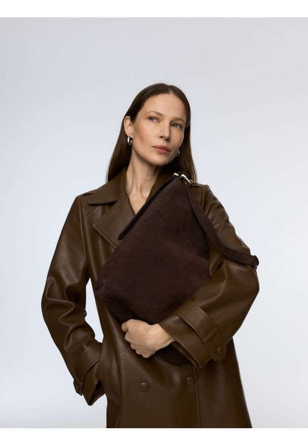 Reserved - Zamszowa torebka shopper - ciemnobrązowy. Kolor: brązowy. Materiał: zamszowe