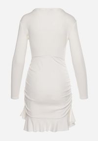 Born2be - Biała Wiskozowa Sukienka z Kopertowym Dekoltem z Lekką Falbanką Pastaria. Okazja: na co dzień. Kolor: biały. Materiał: wiskoza. Długość rękawa: długi rękaw. Typ sukienki: kopertowe. Styl: wizytowy, casual #7