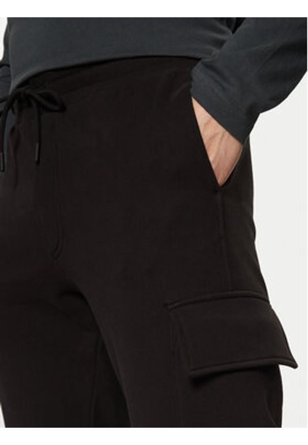 Calvin Klein Jeans Spodnie dresowe J30J326762 Czarny Regular Fit. Kolor: czarny. Materiał: bawełna