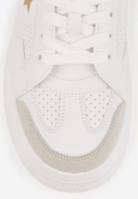 Renee - Biało-Złote Sneakersy Vices na Platformie z Gwiazdką Fenarra. Okazja: na co dzień. Kolor: biały. Materiał: skóra, jeans. Obcas: na platformie #9