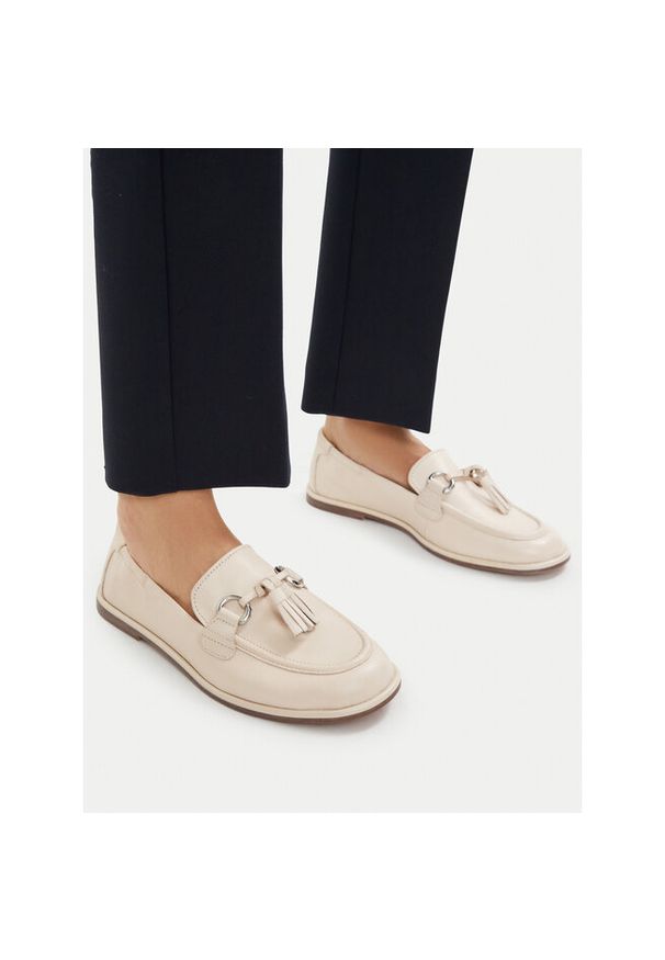 Loafersy Tamaris. Kolor: kremowy